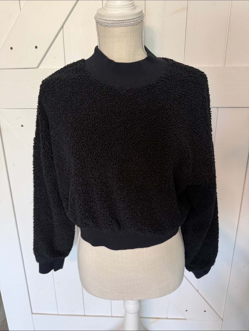 Women’s Fabletics cropped sweatshirt